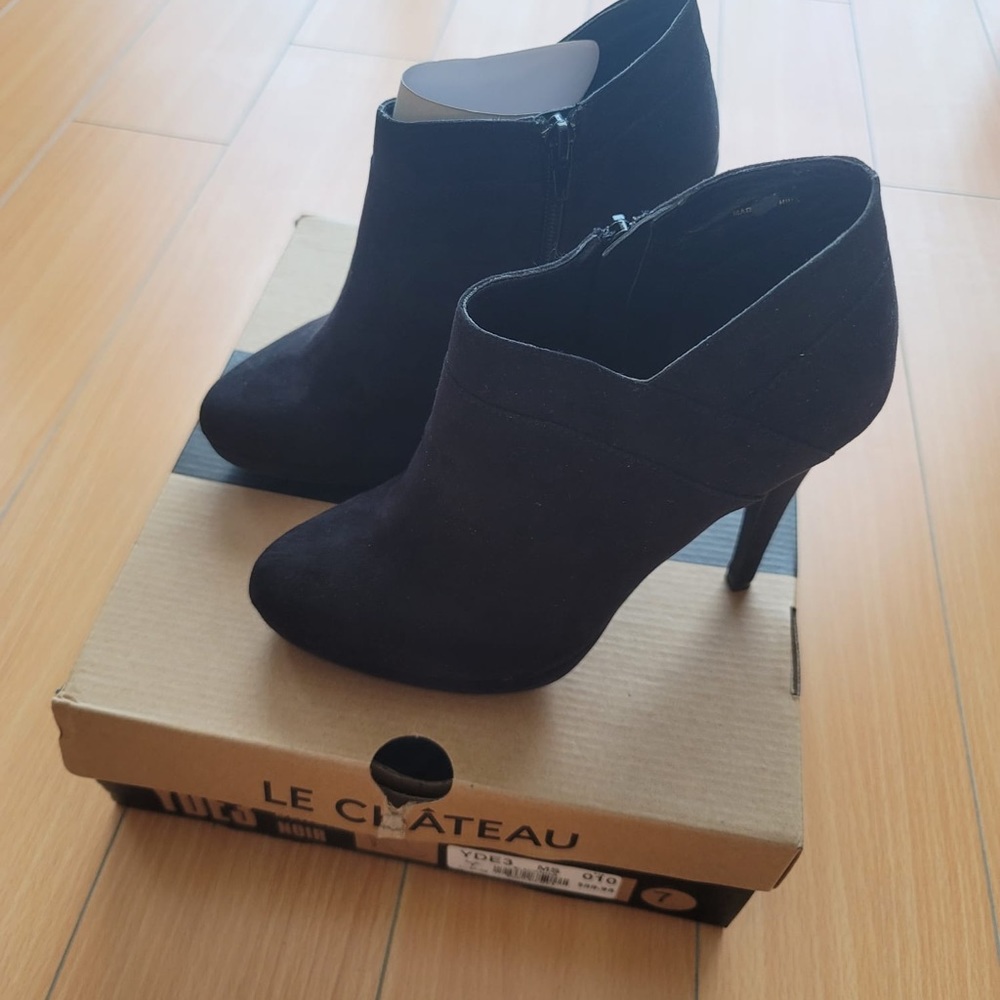 NEW Le Chateau Faux Suede Black Ankle Boots Sz 7